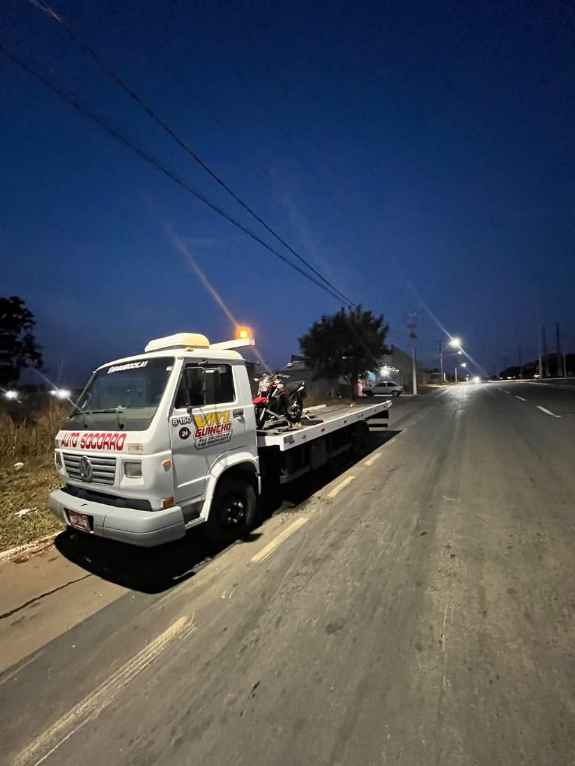 Guincho VR1 estacionado à noite transportando uma motocicleta
